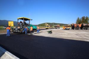 ASFALTIRANJE PARKIRIŠČA PRED OŠ CERKNICA 01 FOTO LJUBO VUKELIČ